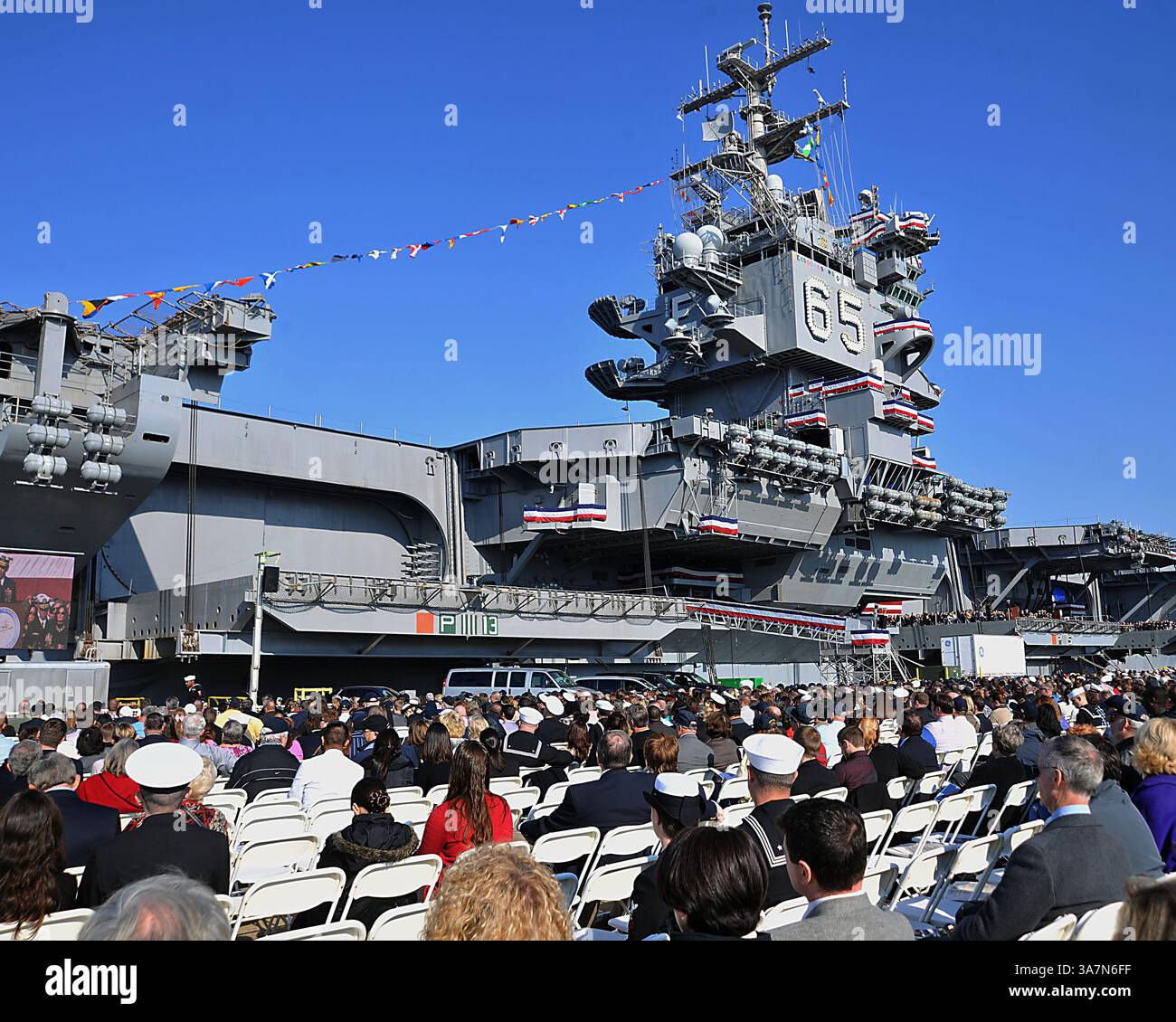 1 dicembre 2012 - Norfolk, Virginia, Stati Uniti - i partecipanti alla cerimonia osservano la cerimonia di disattivazione della portaerei USS Enterprise (CVN 65). Enterprise è stata commissionata nel 1961 ed è prevista per celebrare la sua disattivazione, il 1° dicembre, dopo 51 anni di servizio. (Immagine di credito: © NMC2 Nick Scott/Navy Media Content Service/ZUMAPRESS.com) Foto Stock