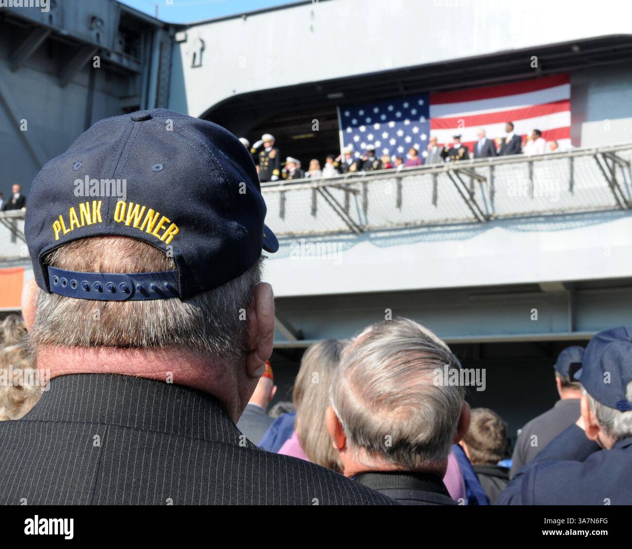 1 dicembre 2012 - Norfolk, Virginia, Stati Uniti - i partecipanti osservano la cerimonia di disattivazione della portaerei USS Enterprise (CVN 65). Enterprise è stata commissionata nel 1961 ed è prevista per celebrare la sua disattivazione, il 1° dicembre, dopo 51 anni di servizio. (Immagine di credito: © MCSN Joshua E. Walters/Navy Media Content Service/ZUMAPRESS.com) Foto Stock