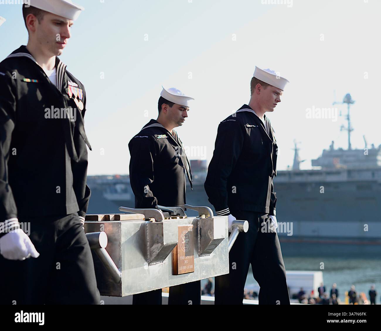 1 dicembre 2012 - Norfolk, Virginia, Stati Uniti - i marinai assegnati alla portaerei USS Enterprise (CVN 65) trasportano una capsula del tempo piena di messaggi e ricordi per l'equipaggio della nave successiva per portare il nome Enterprise durante la cerimonia di inattivazione della nave. Enterprise è stata commissionata nel 1961 ed è prevista per celebrare la sua disattivazione, il 1° dicembre, dopo 51 anni di servizio. (Immagine di credito: © MC2 Brooks B. Patton/Navy Media Content Service/ZUMAPRESS.com) Foto Stock