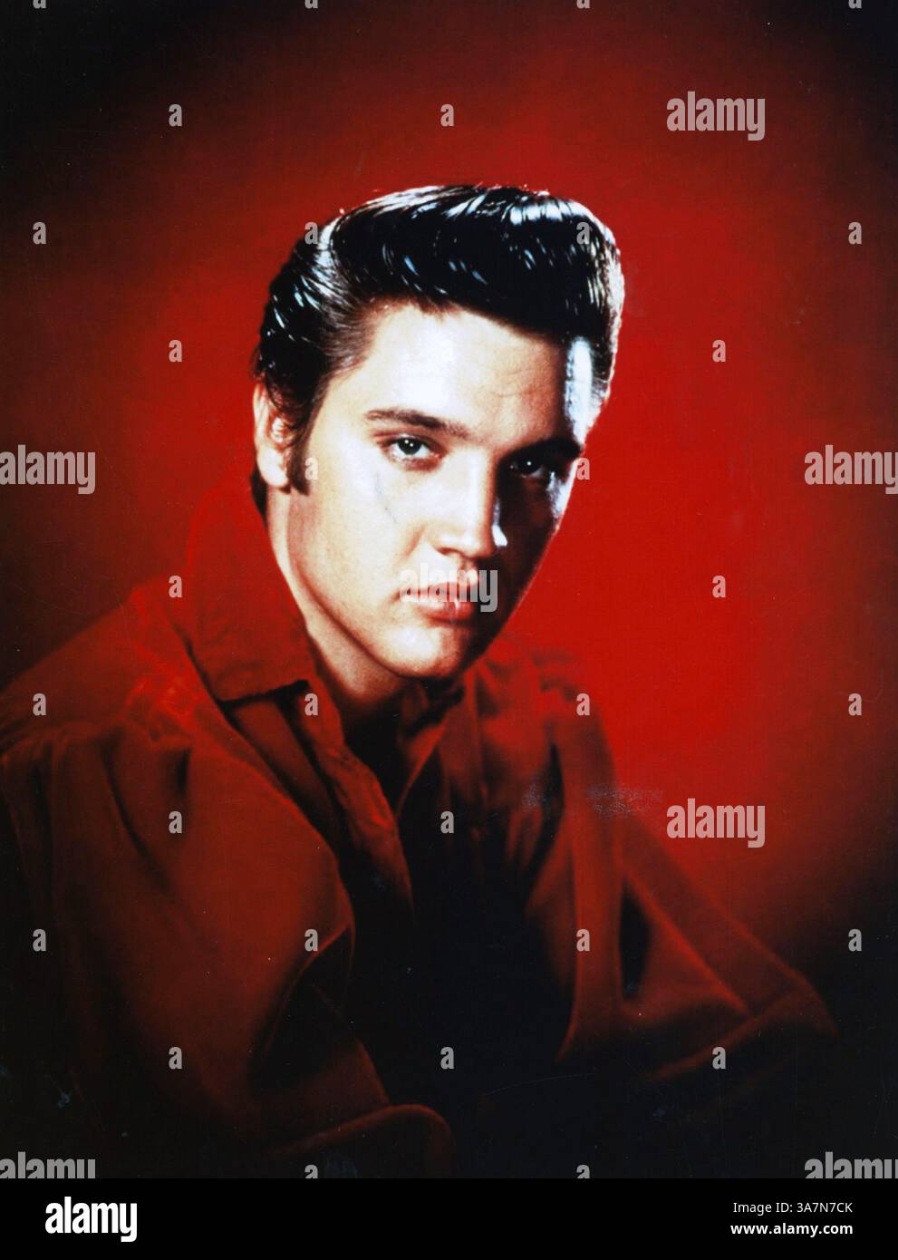 1963 Archivio storico Olycom/Lapresse Elvis Aaron Presley (Tupelo, 8 gennaio 1935 - Memphis, 16 agosto 1977) è stato un cantante e attore statunitense. Considerato uno dei più celebri artisti della storia della musica popolare, Elvis è ritenuto dai critici come una delle più grandi voci del XX secolo. Egli fu fonte di ispirazione per molti musicisti e interpreti di rock and roll e rockabilly, tanto da ottenere l'appellativo di re del rock and roll. Nella foto: Elvis Presley nella foto: Elvis Presley credito: LaPresse/Alamy Live News Foto Stock
