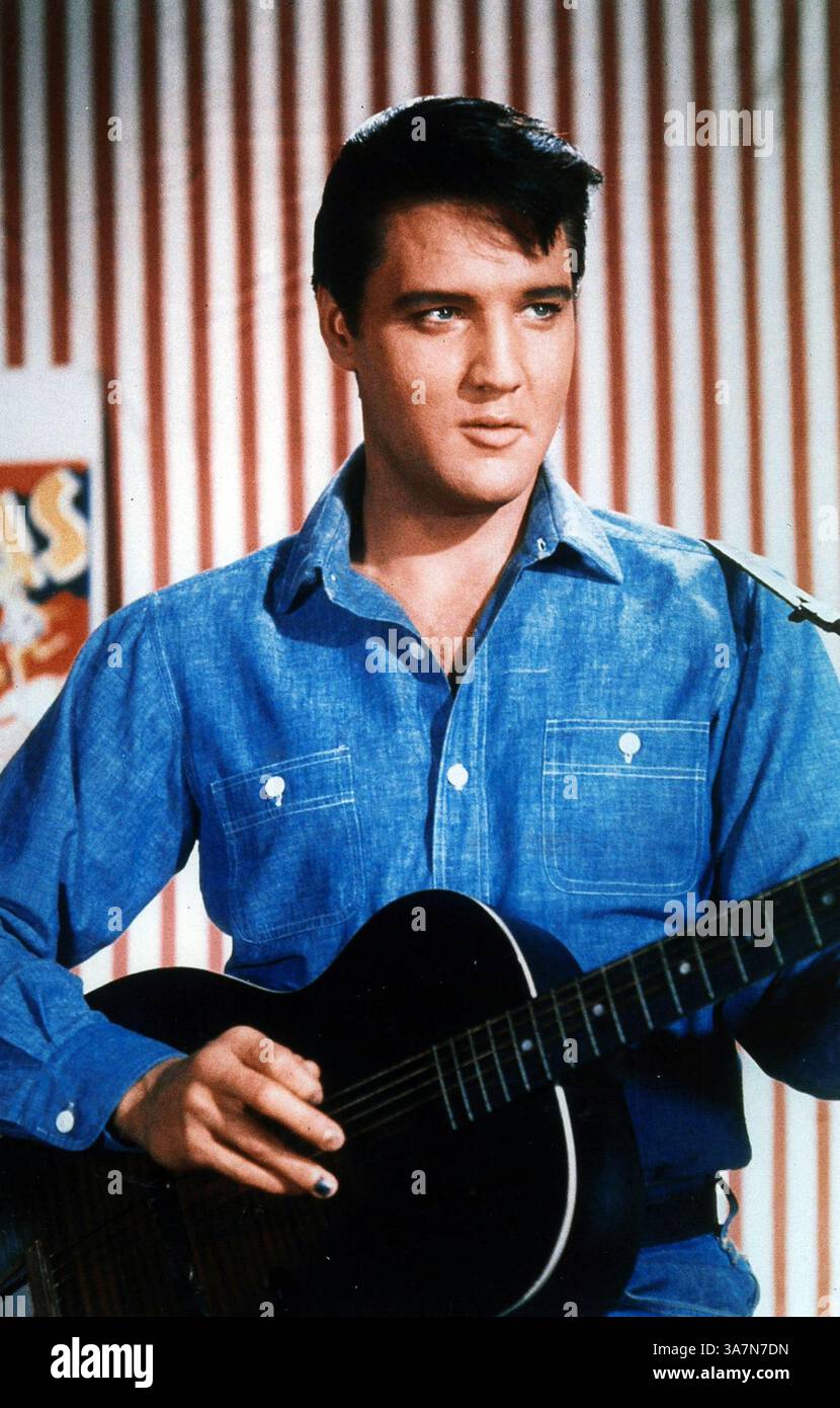 1964 Archivio storico Olycom/Lapresse Elvis Aaron Presley (Tupelo, 8 gennaio 1935 - Memphis, 16 agosto 1977) è stato un cantante e attore statunitense. Considerato uno dei più celebri artisti della storia della musica popolare, Elvis è ritenuto dai critici come una delle più grandi voci del XX secolo. Egli fu fonte di ispirazione per molti musicisti e interpreti di rock and roll e rockabilly, tanto da ottenere l'appellativo di re del rock and roll. Nella foto: Elvis Presley nella foto: Elvis Presley credito: LaPresse/Alamy Live News Foto Stock
