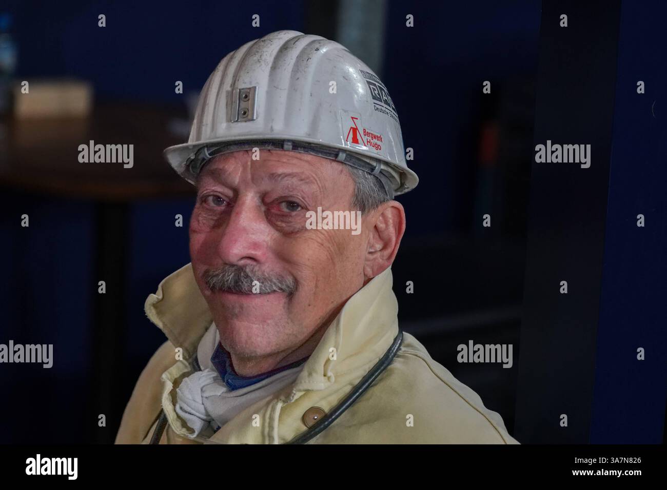 Gelsenkirchen, Deutschland, Europa, Klaus Herzmanatus, Bergwerk Hugo, BERGBAU, Ruhrgebiet, Strukturwandel, Arbeiterporträt, Steinkohle, Industriekultur, Zeitzeuge, Lebensleistung, Energiepolitik, Erinnerungskultur *** Gelsenkirchen, Germania, Europa, Klaus Herzmanatus, miniera di Hugo, miniere, regione della Ruhr, cambiamento strutturale, ritratto di un lavoratore, carbone, patrimonio industriale, testimonianza contemporanea, risultato della vita, politica energetica, cultura della memoria Copyright: xJOERANxSTEINSIEKx Foto Stock