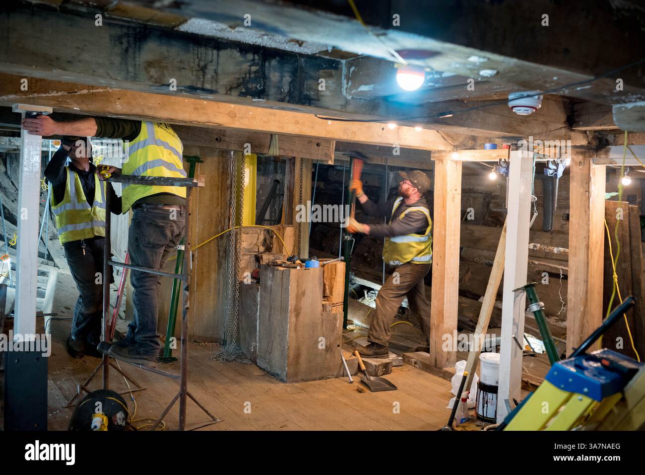 Appaltatori che lavorano alla riparazione dell'RSS Discovery a Dundee, Scozia Foto Stock