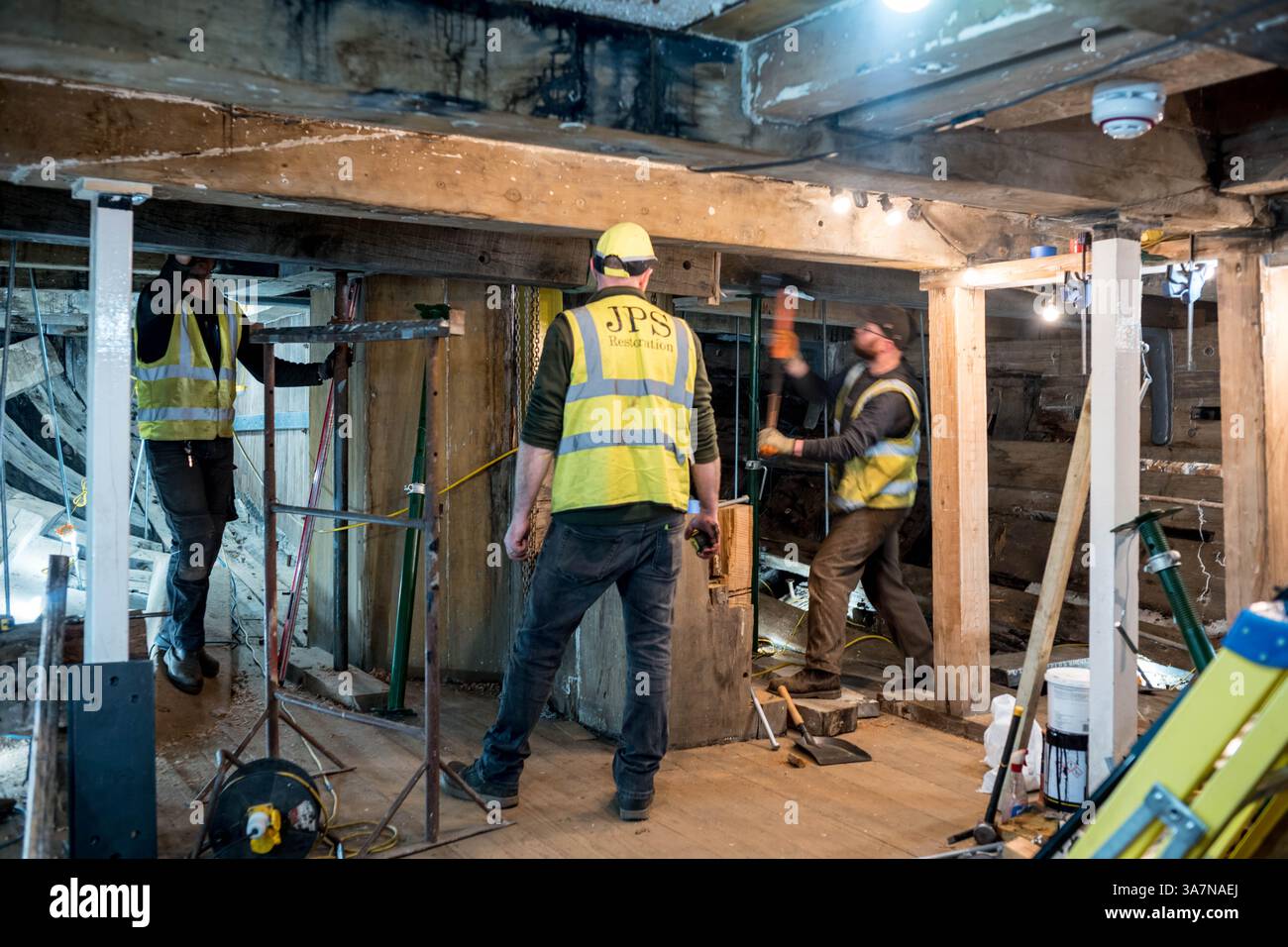 Appaltatori che lavorano alla riparazione dell'RSS Discovery a Dundee, Scozia Foto Stock