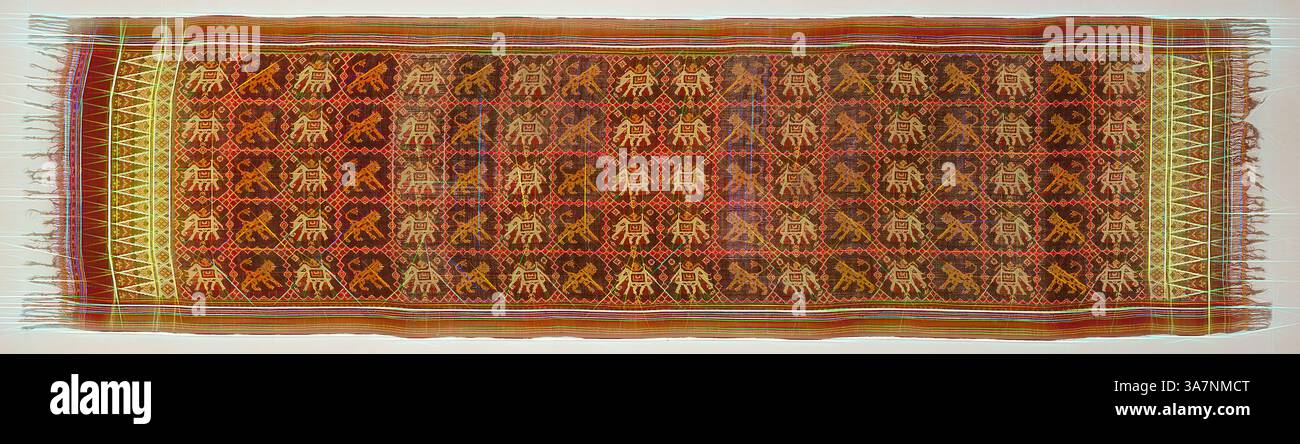 Un vivace arazzo caratterizzato da motivi e motivi intricati, che mostra una ricca miscela di colori e design che riflettono l'arte e l'artigianato culturale. Il tessuto è decorato con simboli e figure ripetuti, creando un accattivante ritmo visivo., arte classica con un tocco moderno reinventata da Artotop, tessuto cerimoniale con motivo di elefanti e tigri, XIX secolo, India, Gujarat, India, seta, tessitura semplice, ordito e trama resistono a tinte (doppio ikat) e strisce di tessitura semplice, bande di tessitura semplice con frangia di ordito principale, entrambe le cimose sono presenti Foto Stock