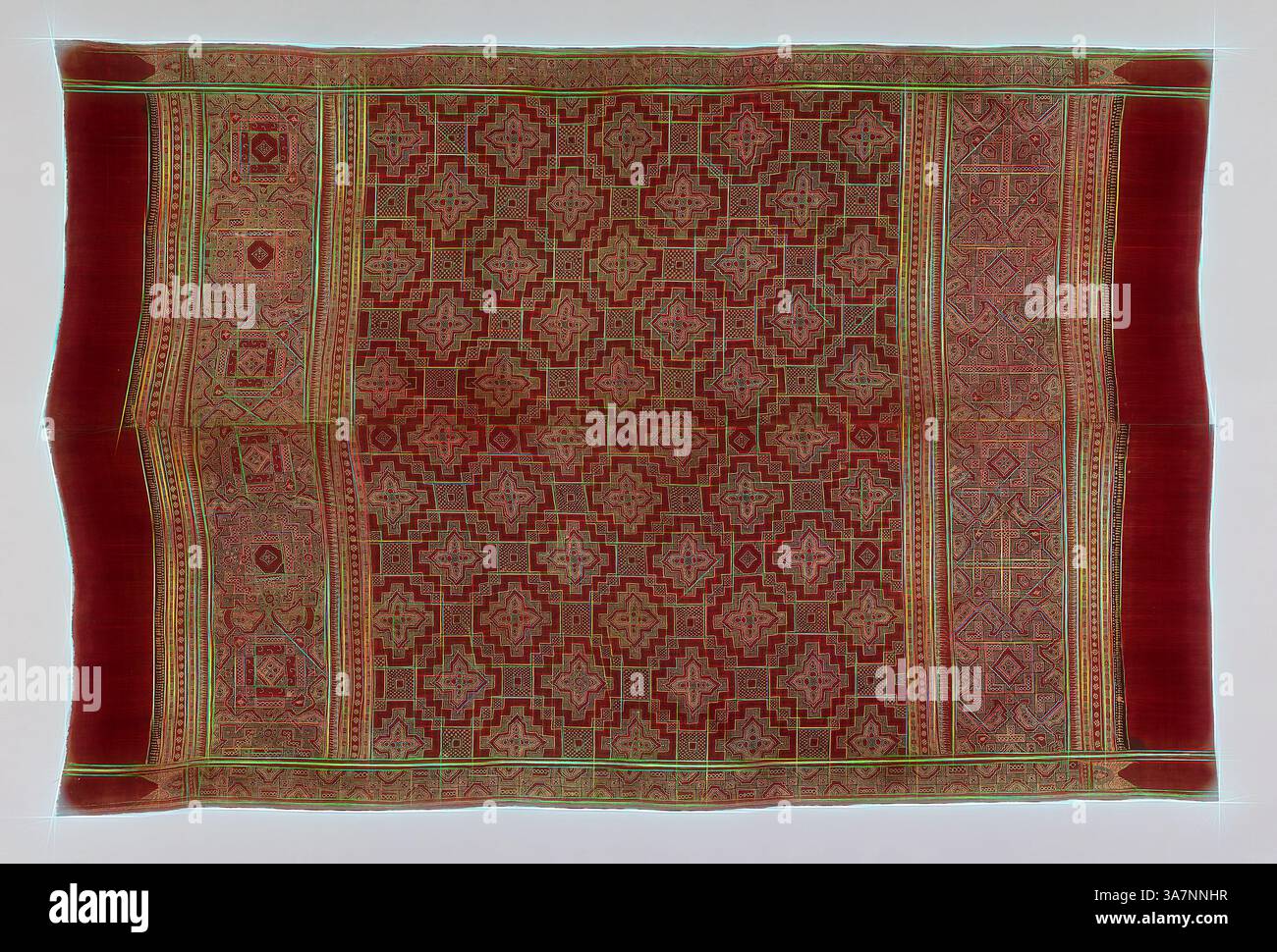 Un tessuto dal design complesso caratterizzato da un ricco arazzo di motivi geometrici e colori vivaci, delimitato da dettagli ornamentali che ne esaltano il significato culturale e l'artigianato. Arte classica con un tocco moderno reinventata da Artotop, Heirloom Textile, XV secolo, India, Coromandel Coast (?), si trova nella zona di Toraja di Sulawesi, Indonesia, India, cotone, tessuti lisci, stampato a blocchi e tinto resistente, due larghezze del telaio unite, tutte le cimose sono presenti Foto Stock