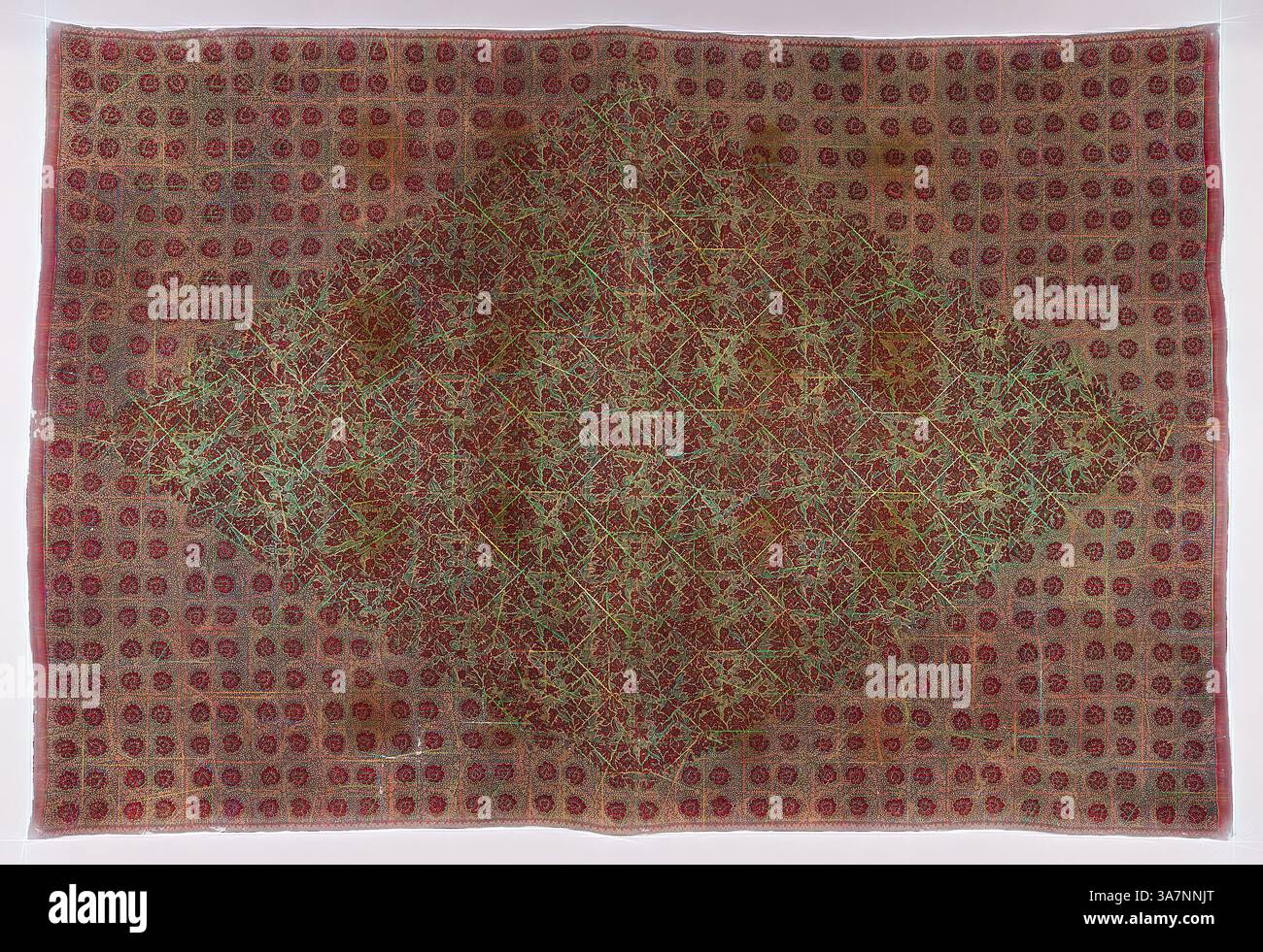 Un design tessile intricato caratterizzato da un complesso motivo di forme geometriche intrecciate e motivi floreali, che crea un'armoniosa miscela di colori e texture che evocano un senso di artigianato tradizionale ed eleganza artistica. Arte classica con un tocco moderno reinventata da Artotop, tessuto cerimoniale, XVII secolo, India, Coromandel Coast, si trova nel sud di Sumatra, in India, cotone, tessitura semplice, stampato a blocchi e tinto resistente Foto Stock