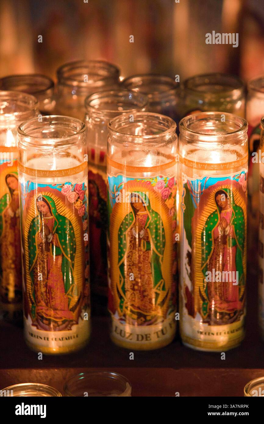 28 ottobre 2010 - Los Angeles, California, Stati Uniti - candele con l'immagine di Virgen de Guadalupe alla chiesa di la Placita a Los Angeles California il 28 ottobre 2010. La Chiesa di nostra Signora Regina degli Angeli, nota anche come la Placita, fu ricostruita e ribattezzata nel 1861 a Los Angeles in California. La chiesa cattolica e le sue celebrazioni attraggono migliaia di fedeli latini dalla California meridionale e da tutto il mondo. (Immagine di credito: © Aurelio Jose Barrera/ZUMAPRESS.com) Foto Stock