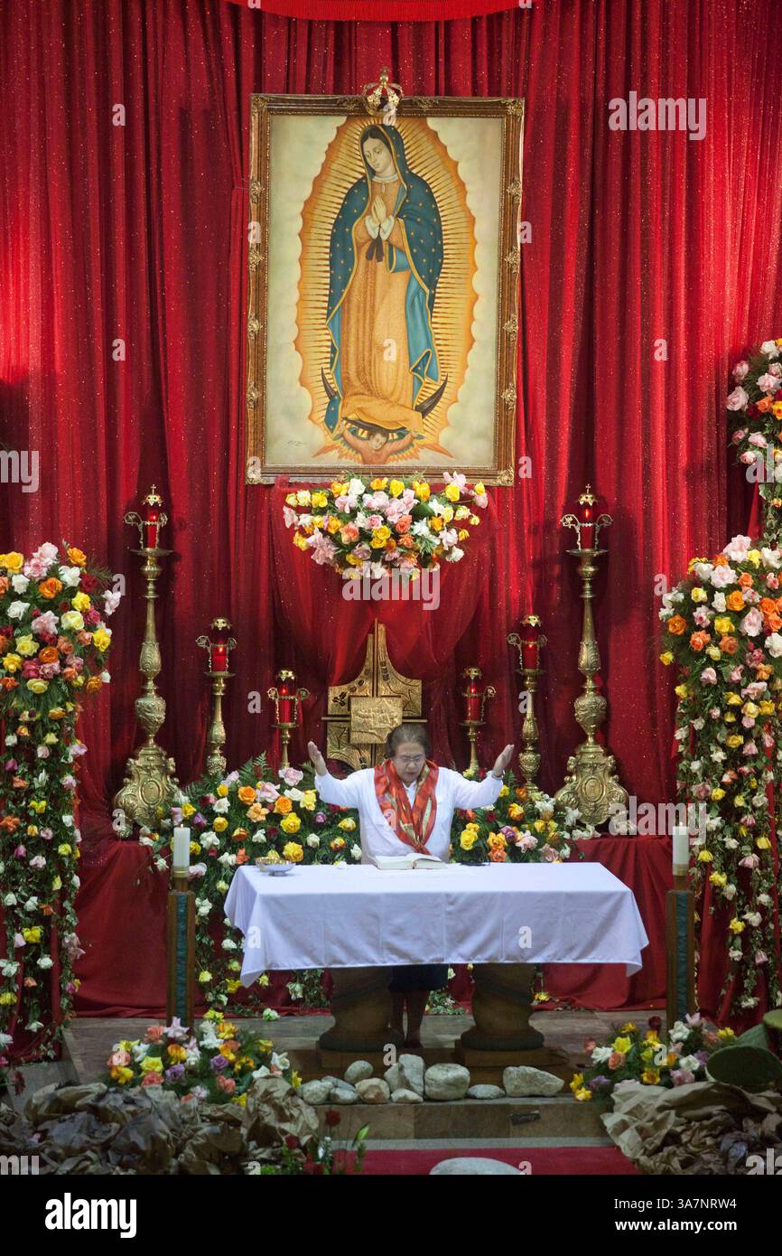 11 dicembre 2011 - Los Angeles, California, Stati Uniti - migliaia di persone hanno partecipato a diverse messe presso la Placita Catholic Church nel centro di Los Angeles per celebrare la festa della Virgen de Guadalupe domenica 12 dicembre 2011. La Chiesa di nostra Signora Regina degli Angeli, nota anche come la Placita, fu ricostruita e ribattezzata nel 1861 a Los Angeles in California. La chiesa cattolica e le sue celebrazioni attraggono migliaia di fedeli latini dalla California meridionale e da tutto il mondo. (Immagine di credito: © Aurelio Jose Barrera/ZUMAPRESS.com) Foto Stock