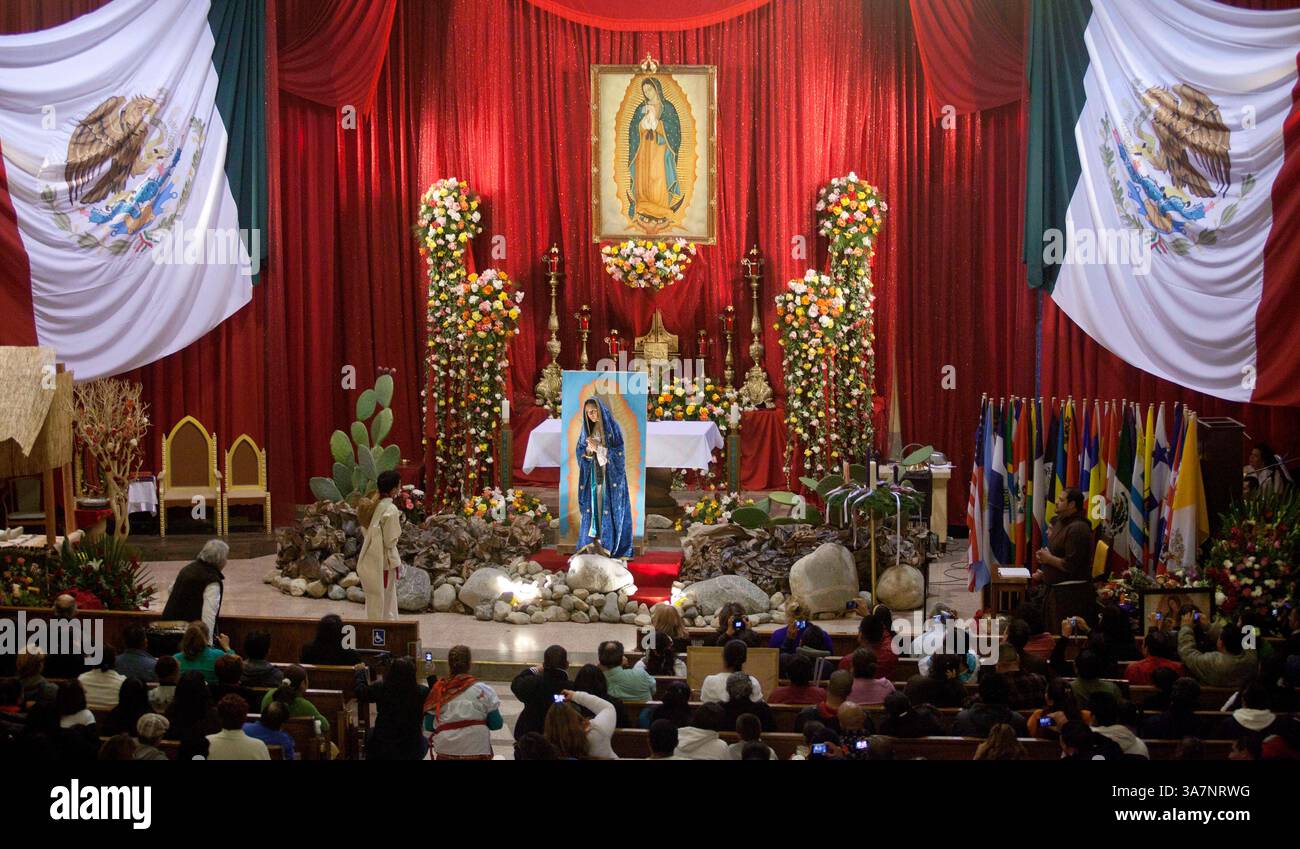 11 dicembre 2011 - Los Angeles, California, Stati Uniti - migliaia di persone hanno partecipato a diverse messe presso la Placita Catholic Church nel centro di Los Angeles per celebrare la festa della Virgen de Guadalupe domenica 12 dicembre 2011. La Chiesa di nostra Signora Regina degli Angeli, nota anche come la Placita, fu ricostruita e ribattezzata nel 1861 a Los Angeles in California. La chiesa cattolica e le sue celebrazioni attraggono migliaia di fedeli latini dalla California meridionale e da tutto il mondo. (Immagine di credito: © Aurelio Jose Barrera/ZUMAPRESS.com) Foto Stock