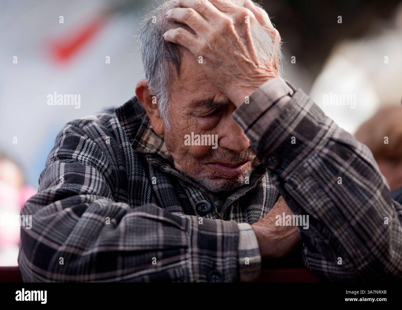 4 dicembre 2011 - Los Angeles, California, Stati Uniti - un uomo prega durante la celebrazione della Virgen de Juquila presso la Placita Catholic Church di Los Angeles, California domenica 4 dicembre 2011. La Chiesa di nostra Signora Regina degli Angeli, nota anche come la Placita, fu ricostruita e ribattezzata nel 1861 a Los Angeles in California. La chiesa cattolica e le sue celebrazioni attraggono migliaia di fedeli latini dalla California meridionale e da tutto il mondo. (Immagine di credito: © Aurelio Jose Barrera/ZUMAPRESS.com) Foto Stock