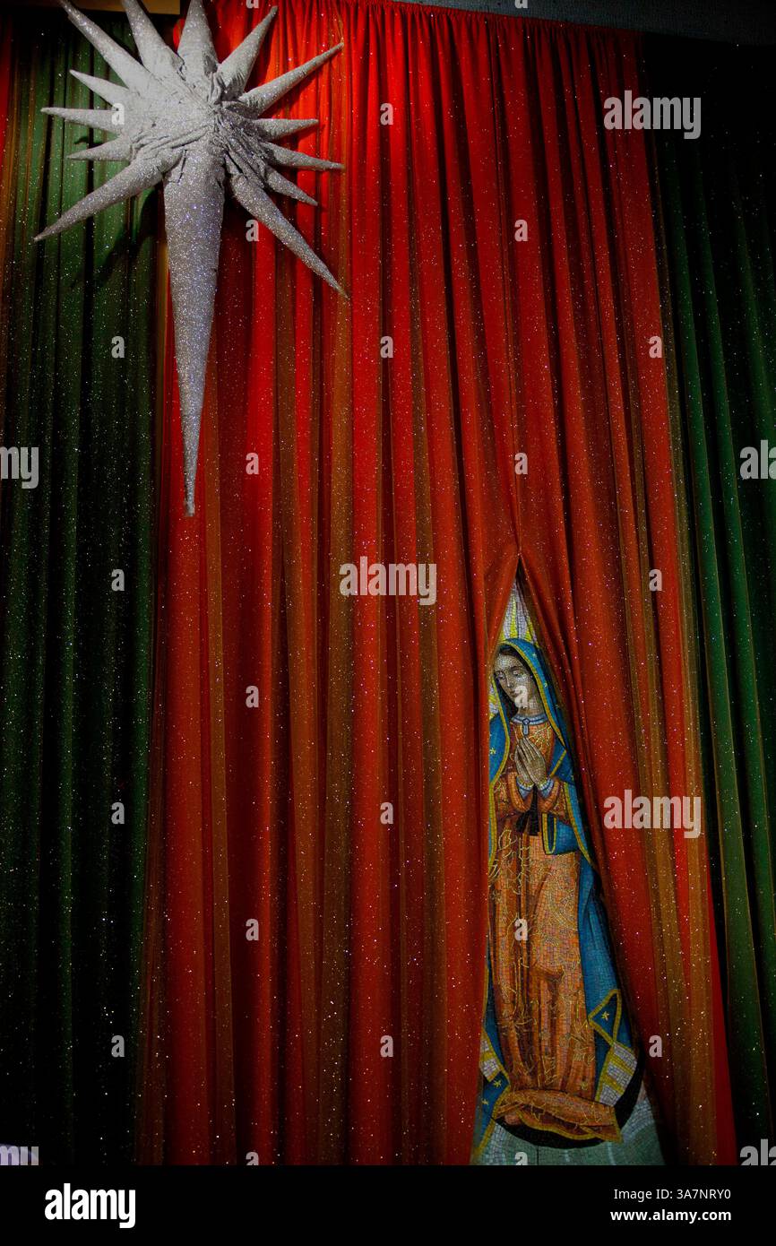 28 dicembre 2011 - Los Angeles, California, Stati Uniti - immagini della Virgen de Guadalupe all'interno della Placita Church di Los Angeles California mercoledì 28 dicembre 201 a Los Angeles California. La Chiesa di nostra Signora Regina degli Angeli, nota anche come la Placita, fu ricostruita e ribattezzata nel 1861 a Los Angeles in California. La chiesa cattolica e le sue celebrazioni attraggono migliaia di fedeli latini dalla California meridionale e da tutto il mondo. (Immagine di credito: © Aurelio Jose Barrera/ZUMAPRESS.com) Foto Stock