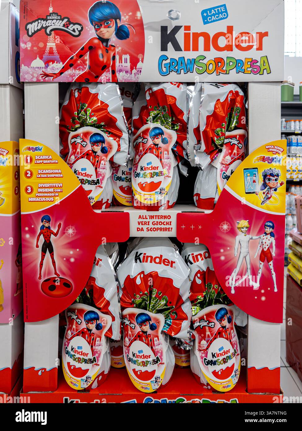 Italia - 25 marzo 2025: Kinder Ferrero - Miracoloso - grande sorpresa Pasqua uova di cioccolato in cartone colorato in vendita in supermarke italiano Foto Stock