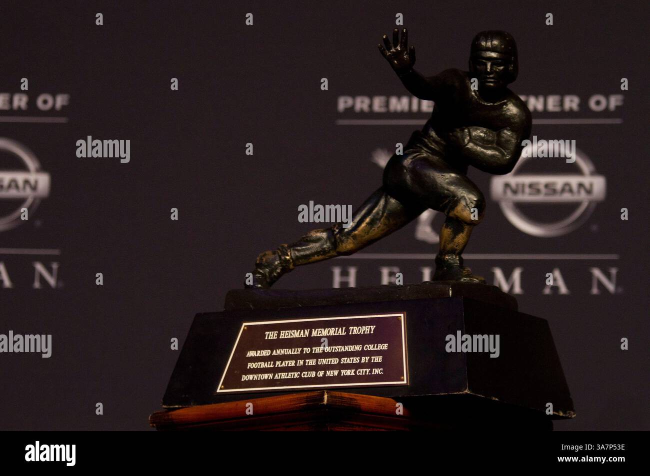 8 dicembre 2012: Una visione generale dell'Heisman Trophy prima della cerimonia Heisman a New York, NY. (Immagine di credito: © Scott Terna/Cal Sport Media/ZUMAPRESS.com) Foto Stock