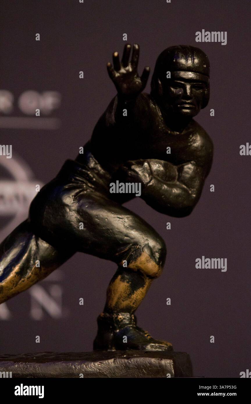 8 dicembre 2012: Una visione generale dell'Heisman Trophy prima della cerimonia Heisman a New York, NY. (Immagine di credito: © Scott Terna/Cal Sport Media/ZUMAPRESS.com) Foto Stock