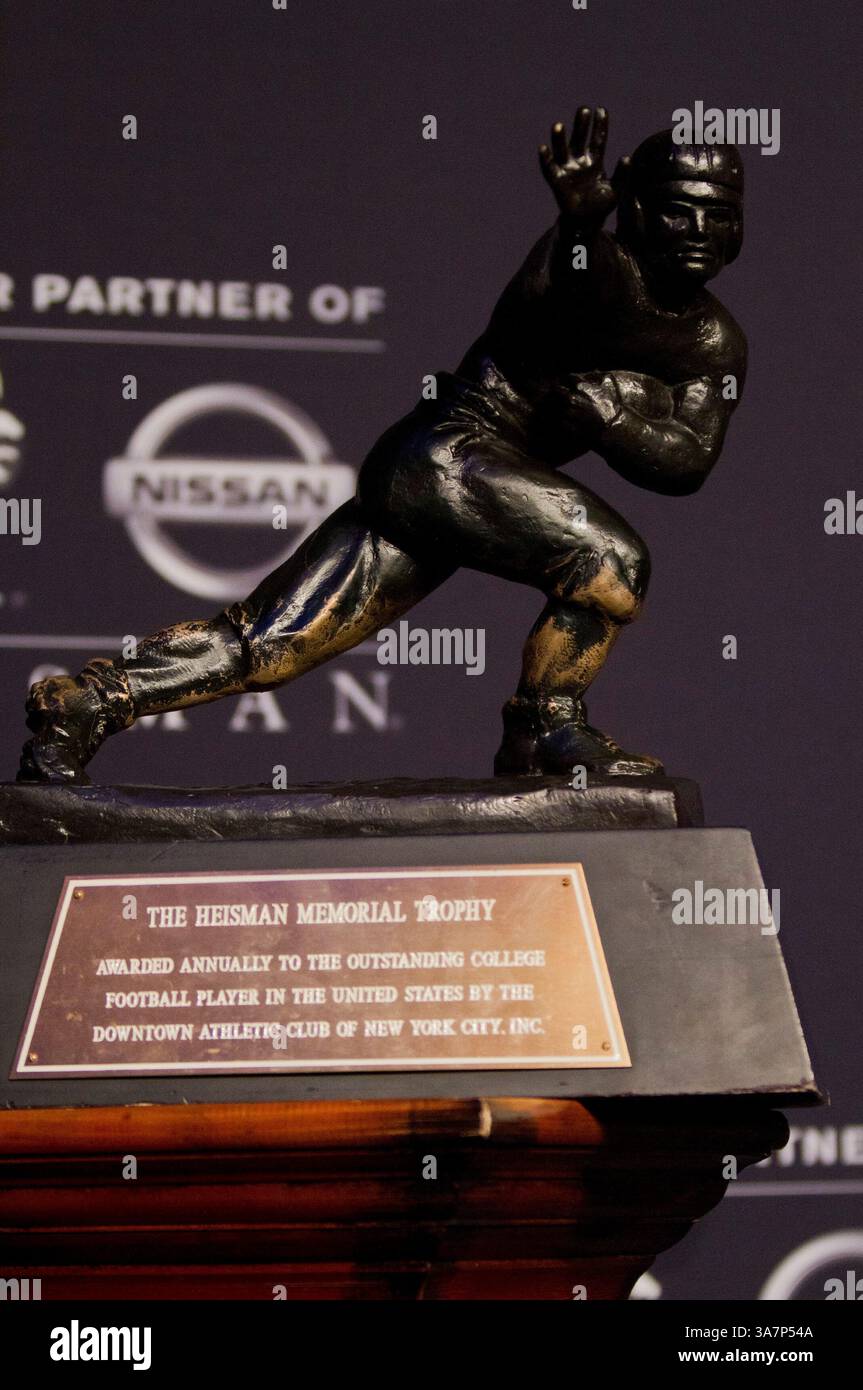8 dicembre 2012: Una visione generale dell'Heisman Trophy prima della cerimonia Heisman a New York, NY. (Immagine di credito: © Scott Terna/Cal Sport Media/ZUMAPRESS.com) Foto Stock