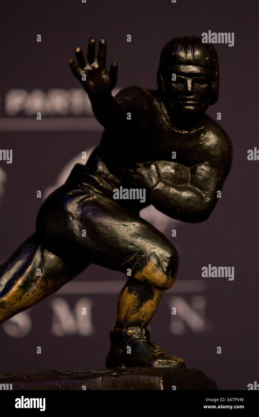 8 dicembre 2012: Una visione generale dell'Heisman Trophy prima della cerimonia Heisman a New York, NY. (Immagine di credito: © Scott Terna/Cal Sport Media/ZUMAPRESS.com) Foto Stock