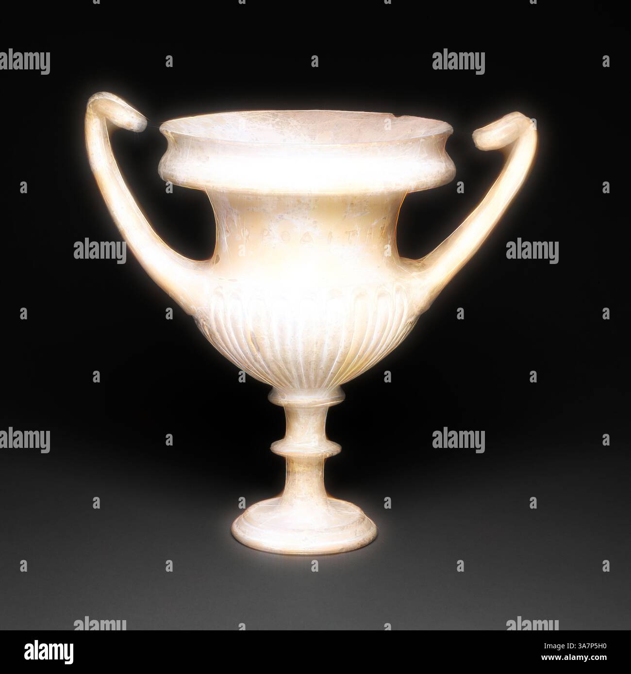 Un'elegante e antica imbarcazione caratterizzata da un corpo rotondo con dettagli scanalati, elegantemente rialzata su un esile piedistallo. Ha due maniglie ornate che si piegano verso l'alto, mostrando intricata maestria artigianale., arte classica con un tocco moderno reinventata da Artotop, Kantharos (tazza per bere), 310/280 a.C., greca, Puglia, l'Italia, probabilmente prodotta a Canosa, si dice sia stata trovata a Tarento, Italia, Puglia, terracotta, non smaltata, una volta parzialmente dorato Foto Stock