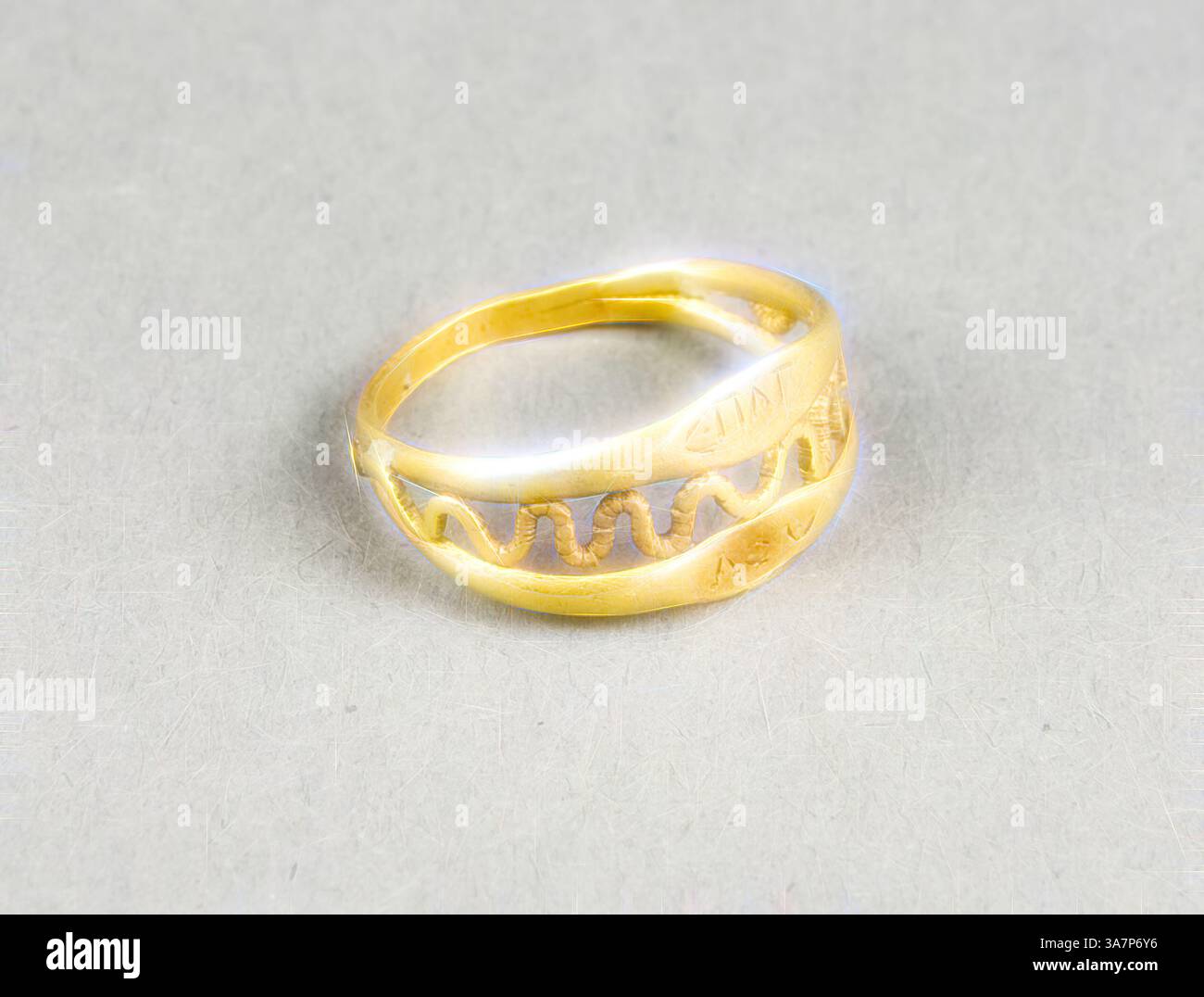 Un delicato anello in oro caratterizzato da intricati motivi ondulati e un design inciso, che cattura splendidamente un mix di eleganza e arte. Arte classica con un tocco moderno reinventato da Artotop, anello aperto, circa i secolo d.C., greco-romano, si dice che si trovi in Egitto, Egitto, oro, H. 1 cm (3/8 poll.), diam. 1,5 cm (9/16 poll.) Foto Stock