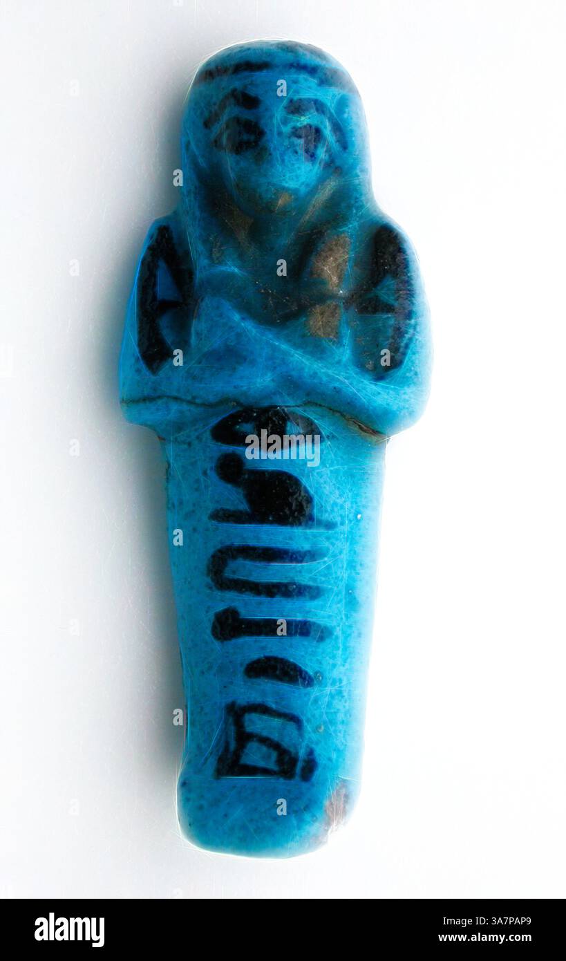 Un antico amuleto dal design complesso a forma di mummia, caratterizzato da intagli dettagliati e da un'impressionante tonalità blu, che simboleggia la protezione e la fortuna nella cultura egizia antica. Arte classica con un tocco moderno reinventata da Artotop, Shabti di Tchenetipet, terzo periodo intermedio, dinastia 21 (1069 a.C.–945 a.C.), egizia, Tebe, Deir el-Bahri, Egitto, la fede Foto Stock