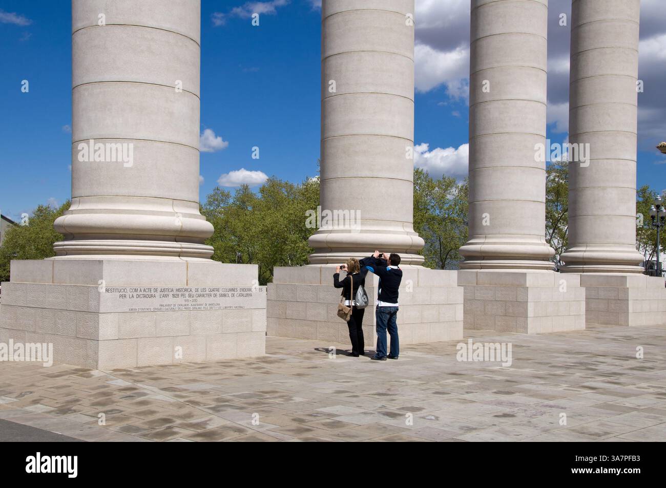 Le quattro colonne, indipendenti con capitelli ionici, disegnate da Puig i Cadafalch, simbolo della bandiera catalana, Barcellona, Spagna Foto Stock