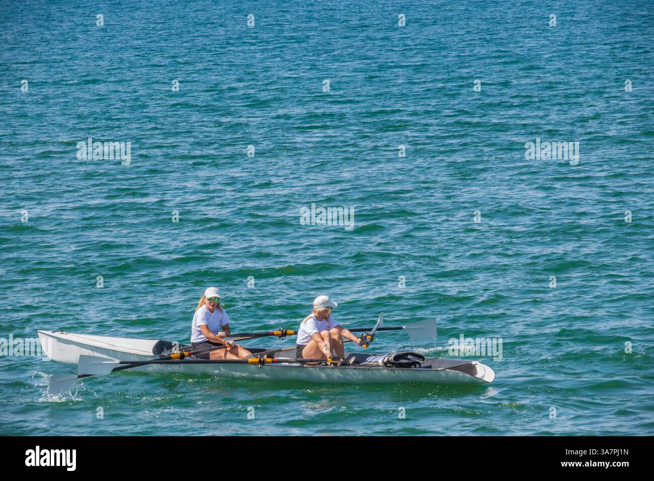 Pratica di canottaggio a doppio scasso a Fethiye: Due persone praticano il canottaggio a doppio scoro nelle acque aperte di Fethiye, Foto Stock