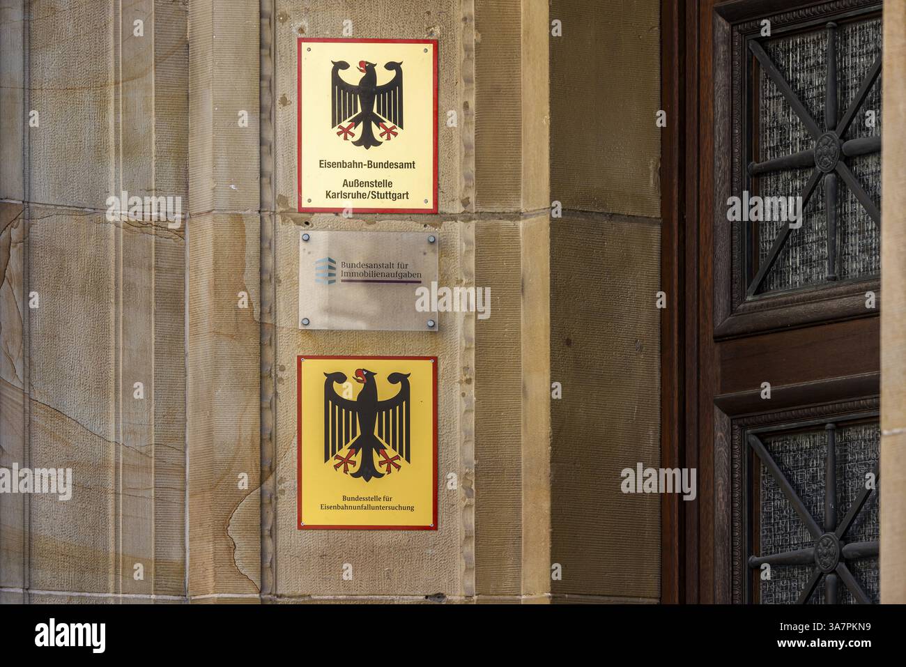 Ufficio federale delle indagini sugli incidenti ferroviari (BEU) . Federal Railway Authority, succursale Karlsruhe Stuttgart. Firma dell'autorità su un edificio dentro Foto Stock
