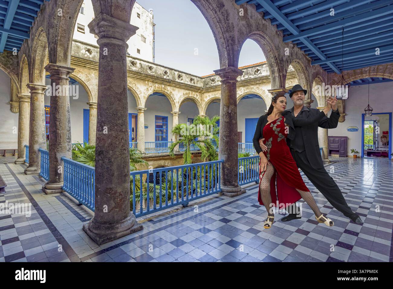 Palacio de la Artesania con coppia di tango Havana Cuba che compone Foto Stock
