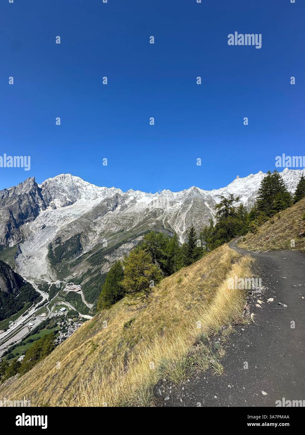 Sentiero escursionistico in montagna - Immagine stock catturata con smartphone