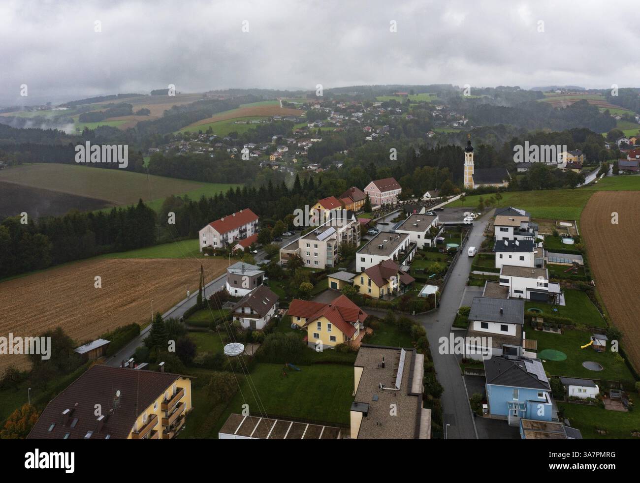 Immagine del drone, edifici residenziali, vista del villaggio con chiesa, Brunnenthal, Innviertel, alta Austria, Austria, Europa Foto Stock