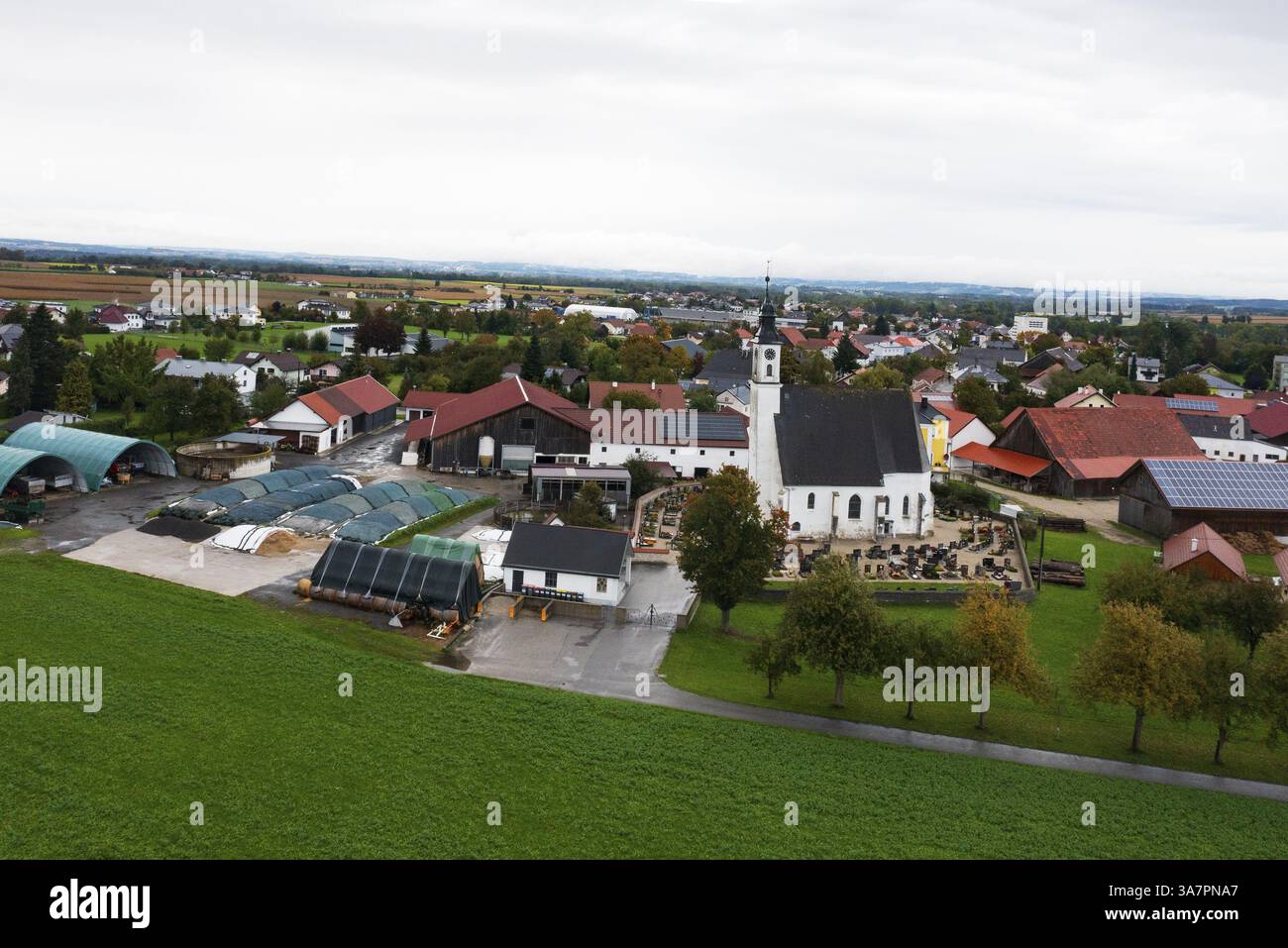 Immagine del drone, edifici residenziali, vista del villaggio con chiesa, Antiesenhofen, Innviertel, alta Austria, Austria, Europa Foto Stock
