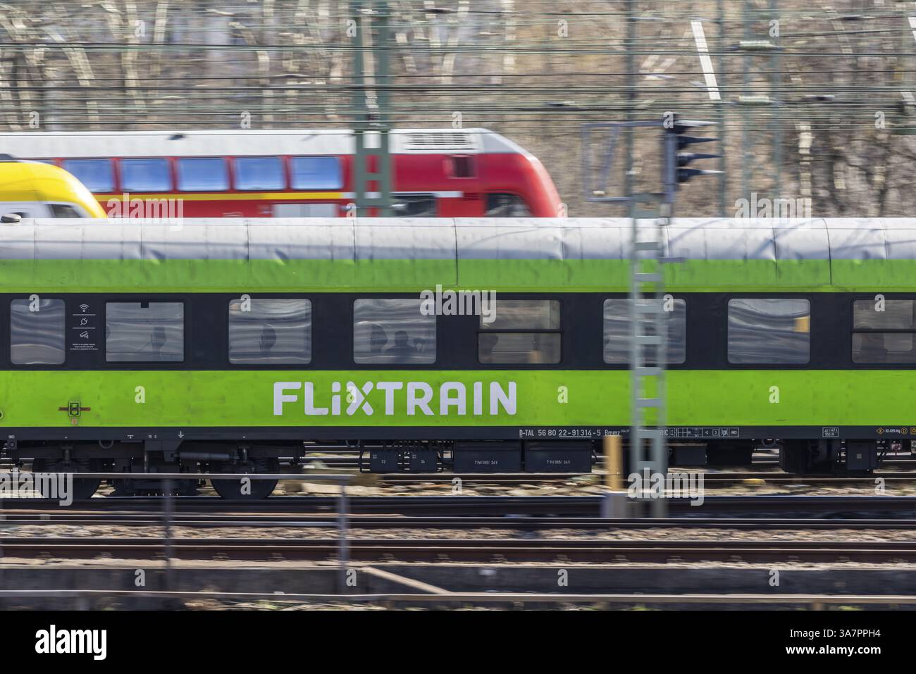 Piazzale della stazione centrale di Stoccarda con un treno Flixtrain. I treni corrono ancora qui. Dopo il completamento del progetto Stuttgart 21, appartamenti e ne Foto Stock