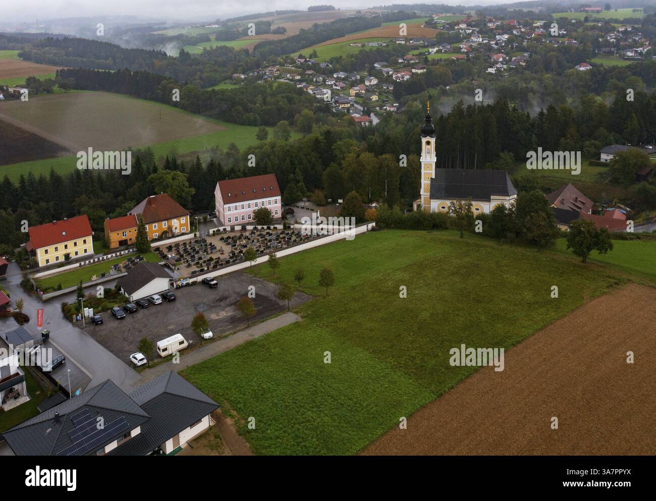 Immagine del drone, edifici residenziali, vista del villaggio con chiesa, Brunnenthal, Innviertel, alta Austria, Austria, Europa Foto Stock