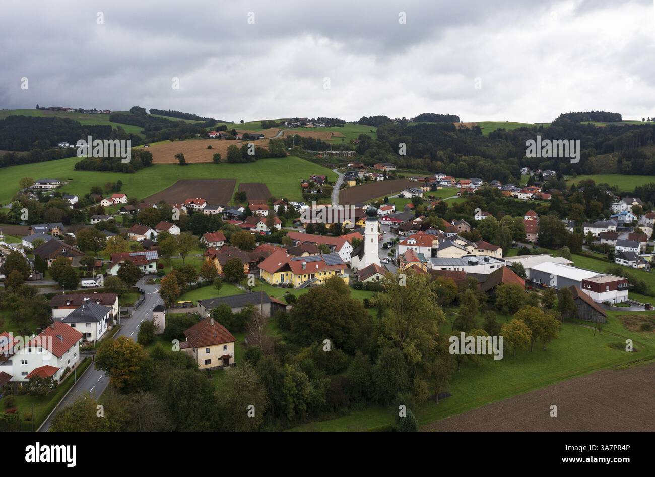 Colpo di droni, vista del villaggio con chiesa, Enzenkirchen, Innviertel, alta Austria, Austria, Europa Foto Stock