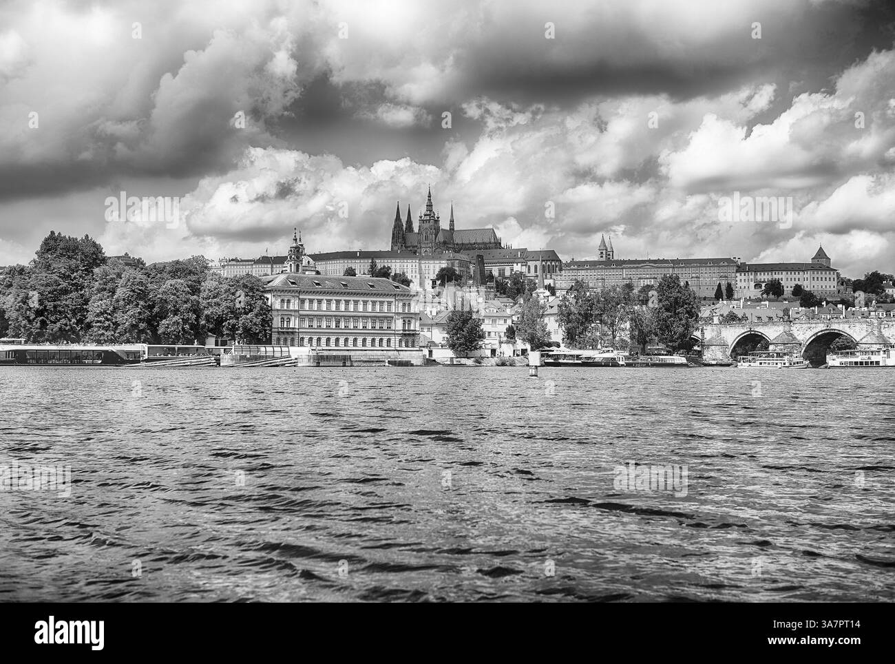 Il castello di Praga si affaccia sulla città di Praga, Repubblica Ceca, dalla sua posizione elevata in una giornata di sole Foto Stock