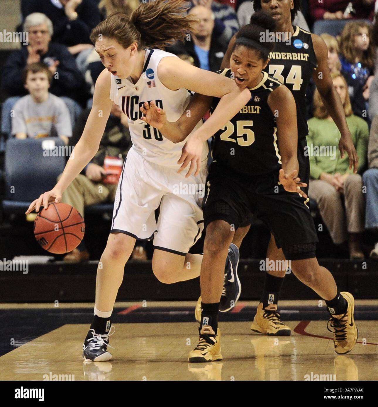 25 marzo 2013 - Storrs, CT, USA - lunedì 25 marzo 2013: L'attaccante dei Connecticut Huskies Breanna Stewart (30) tiene fuori la guardia dei Vanderbilt Commodores Morgan Batey (25) che si sfida durante il primo tempo nel secondo turno del torneo di basket femminile NCAA tra Vanderbilt e Connecticut al Gampel Pavilion di Storrs, CT. Bill Shettle / Cal Sport Media. (Immagine di credito: © Bill Shettle/Cal Sport Media/ZUMAPRESS.com) Foto Stock