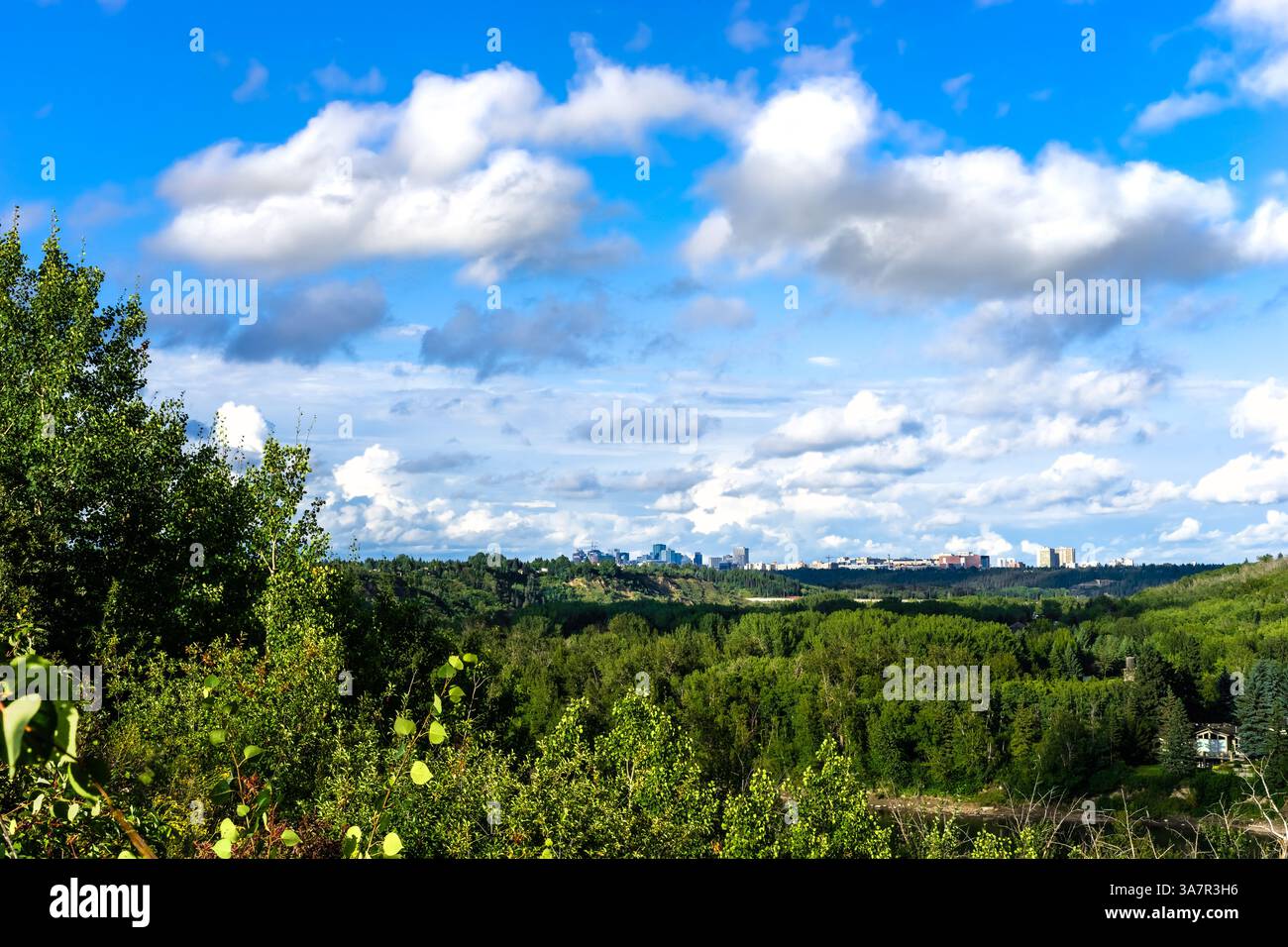 Valle del fiume Saskatchewan nord che conduce al centro della città di Edmonton con nuvole e cielo blu sullo sfondo Foto Stock