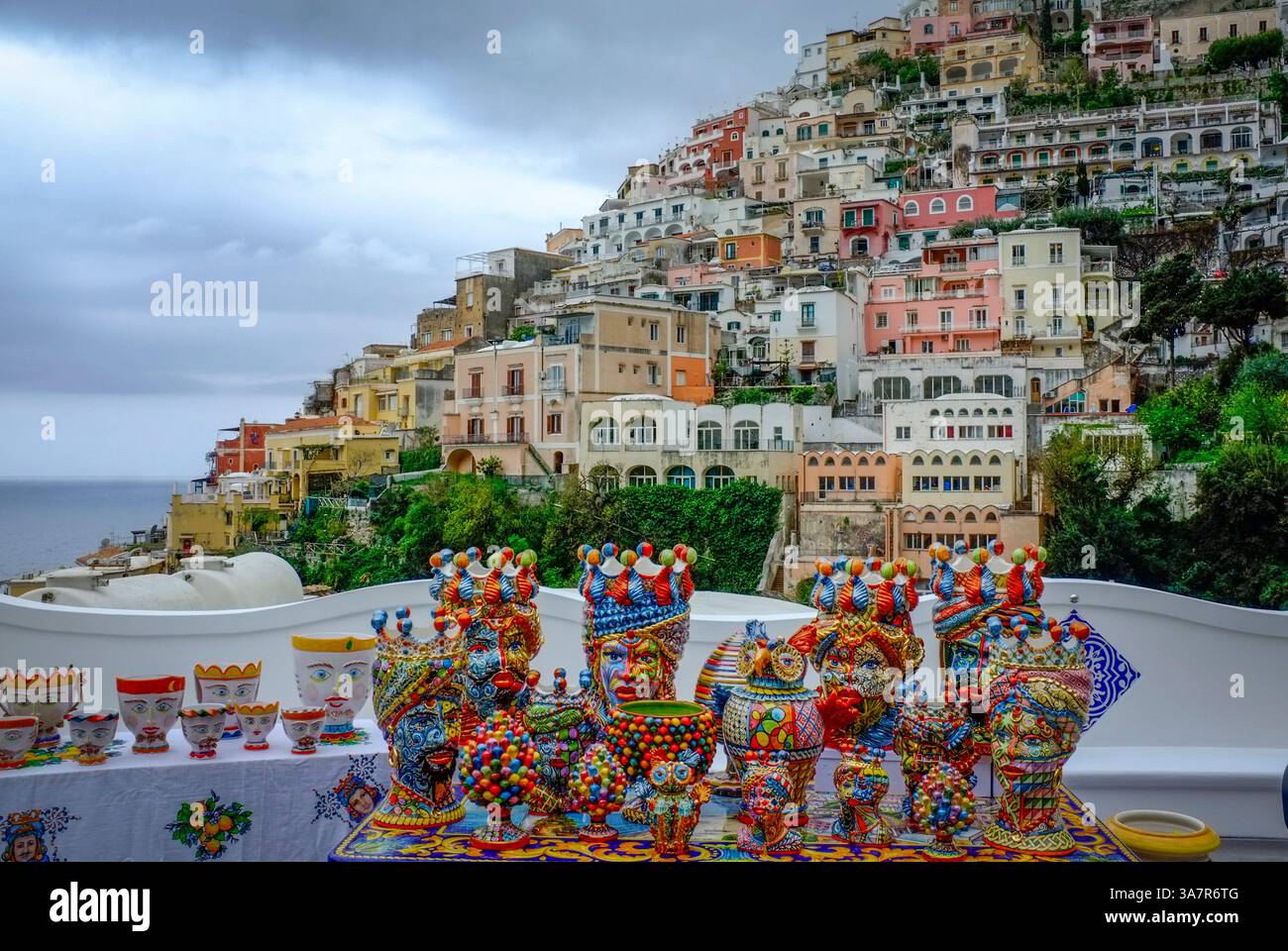 Teste in ceramica moresca con sfondo a Positano sulla Costiera Amalfitana, provincia di Salerno in Campania, Italia, Foto Stock