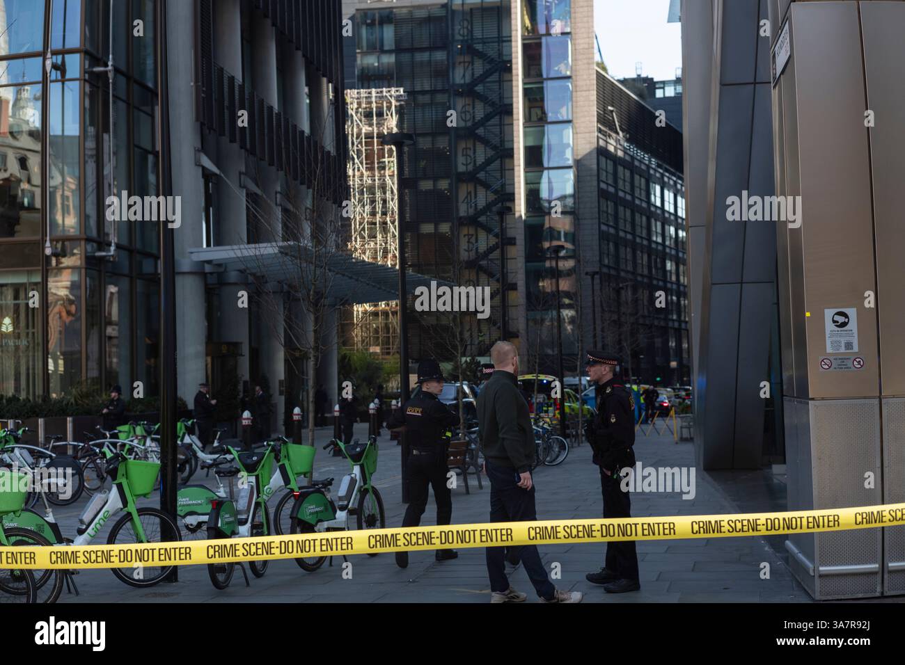 REGNO UNITO. 27 marzo 2025. I lavoratori della città si riuniscono a Bishopsgate dopo che una persona è morta dopo essere caduta da un'altezza vicino a Liverpool Street. L'incidente è avvenuto fuori Heron Tower vicino alla stazione di Liverpool Street lungo Bishopgate, City of London, Regno Unito 27 marzo 2025 Credit: Jeff Gilbert/Alamy Live News Foto Stock REGNO UNITO. 27 marzo 2025. I lavoratori della città si riuniscono a Bishopsgate dopo che una persona è morta dopo essere caduta da un'altezza vicino a Liverpool Street. L'incidente è avvenuto fuori Heron Tower vicino alla stazione di Liverpool Street lungo Bishopgate, City of London, Regno Unito 27 marzo 2025 Credit: Jeff Gilbert/Alamy Live News Foto Stock