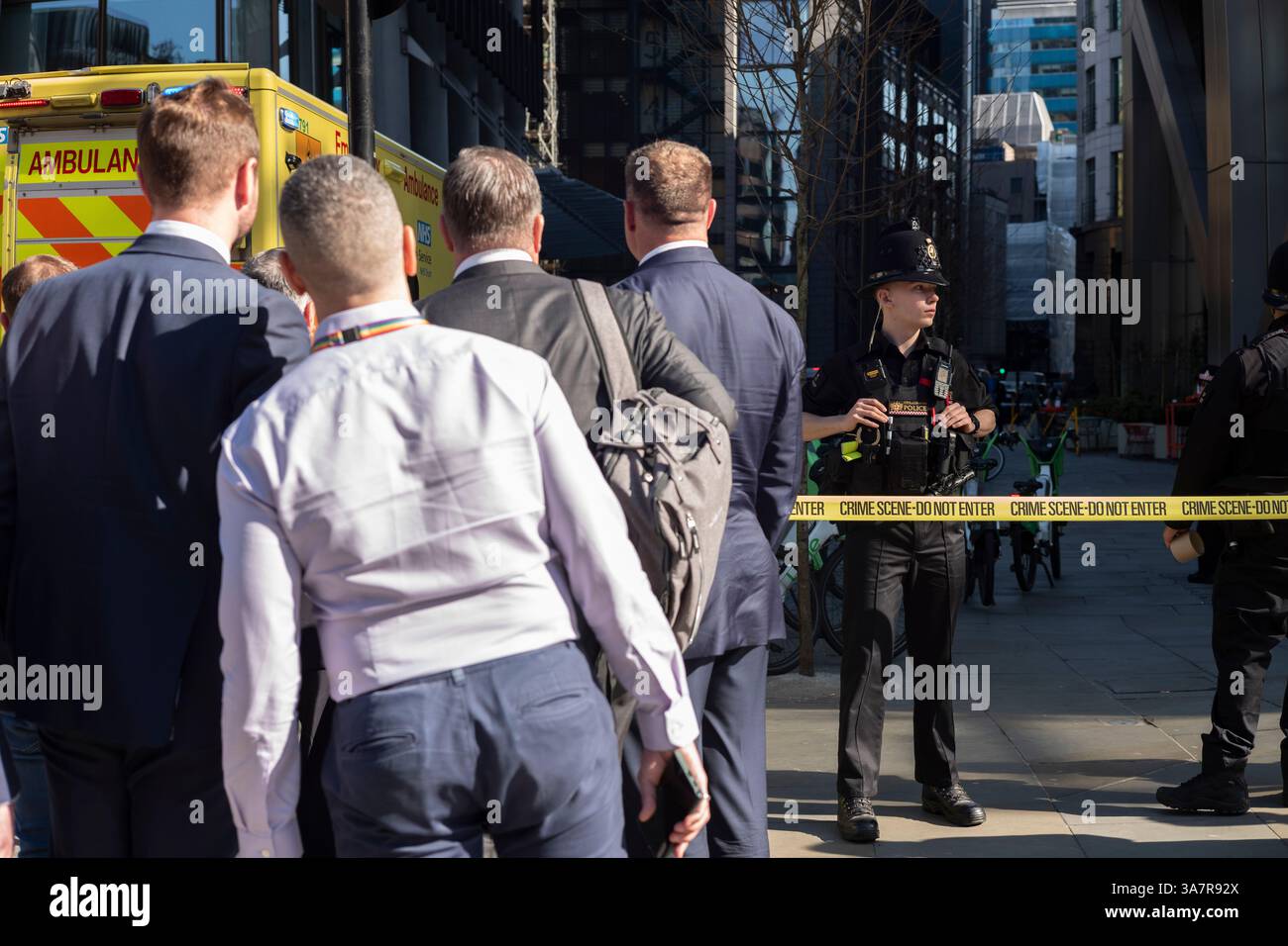 REGNO UNITO. 27 marzo 2025. I lavoratori della città si riuniscono a Bishopsgate dopo che una persona è morta dopo essere caduta da un'altezza vicino a Liverpool Street. L'incidente è avvenuto fuori Heron Tower vicino alla stazione di Liverpool Street lungo Bishopgate, City of London, Regno Unito 27 marzo 2025 Credit: Jeff Gilbert/Alamy Live News Foto Stock REGNO UNITO. 27 marzo 2025. I lavoratori della città si riuniscono a Bishopsgate dopo che una persona è morta dopo essere caduta da un'altezza vicino a Liverpool Street. L'incidente è avvenuto fuori Heron Tower vicino alla stazione di Liverpool Street lungo Bishopgate, City of London, Regno Unito 27 marzo 2025 Credit: Jeff Gilbert/Alamy Live News Foto Stock