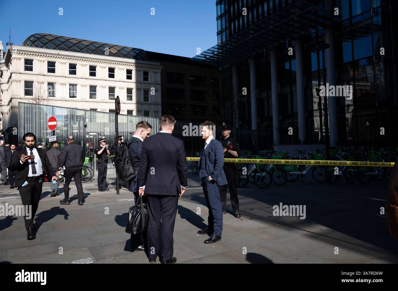 REGNO UNITO. 27 marzo 2025. I lavoratori della città si riuniscono a Bishopsgate dopo che una persona è morta dopo essere caduta da un'altezza vicino a Liverpool Street. L'incidente è avvenuto fuori Heron Tower vicino alla stazione di Liverpool Street lungo Bishopgate, City of London, Regno Unito 27 marzo 2025 Credit: Jeff Gilbert/Alamy Live News Foto Stock