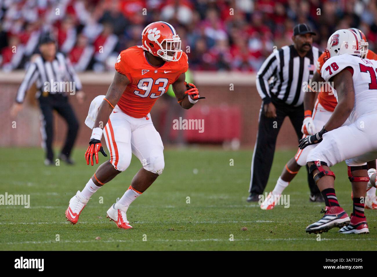 17 novembre 2012 - Clemson, South Carolina, Stati Uniti d'America - 17 novembre 2012: Clemson Defensive End Corey Crawford (93) in azione durante la partita North Carolina State vs Clemson al Memorial Stadium di Clemson, SC. Clemson ha sconfitto North Carolina State 62-48.(Credit Image: © Jake Drake/Cal Sport Media/ZUMAPRESS.com) Foto Stock