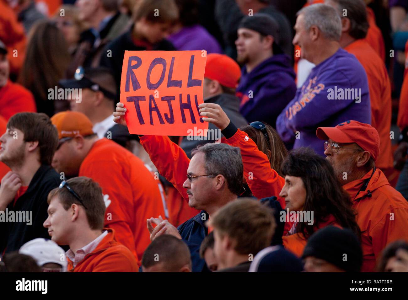 17 novembre 2012 - Clemson, South Carolina, Stati Uniti d'America - 17 novembre 2012: Tifosi di Clemson durante la partita North Carolina State vs Clemson al Memorial Stadium di Clemson, SC. Clemson ha sconfitto North Carolina State 62-48.(Credit Image: © Jake Drake/Cal Sport Media/ZUMAPRESS.com) Foto Stock