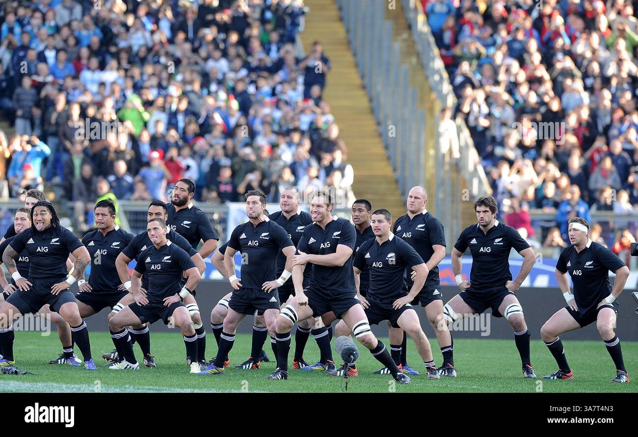 Roma, Italia - nella foto la cerimonia di 'HAKA prima della gara di Italia vs nuova Zelanda del test match rugby giocato all'Olimpico di Roma. (Immagine di credito: © Gilberto Carbonari/ZUMA Press) Foto Stock