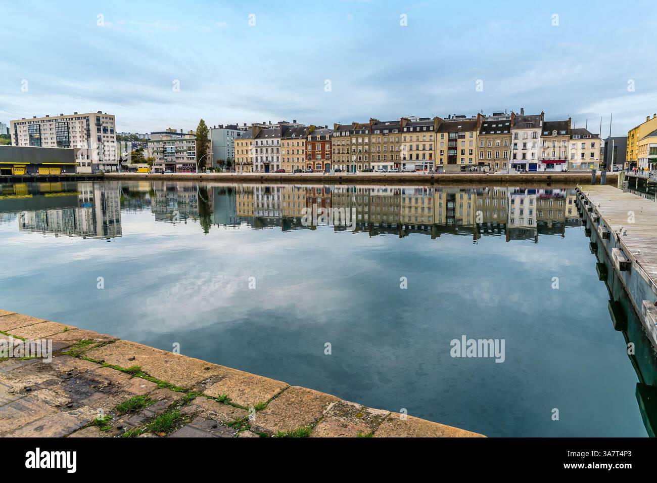 Una vista sull'entroterra attraverso il porto interno di Cherbourg, in Francia, in autunno Foto Stock