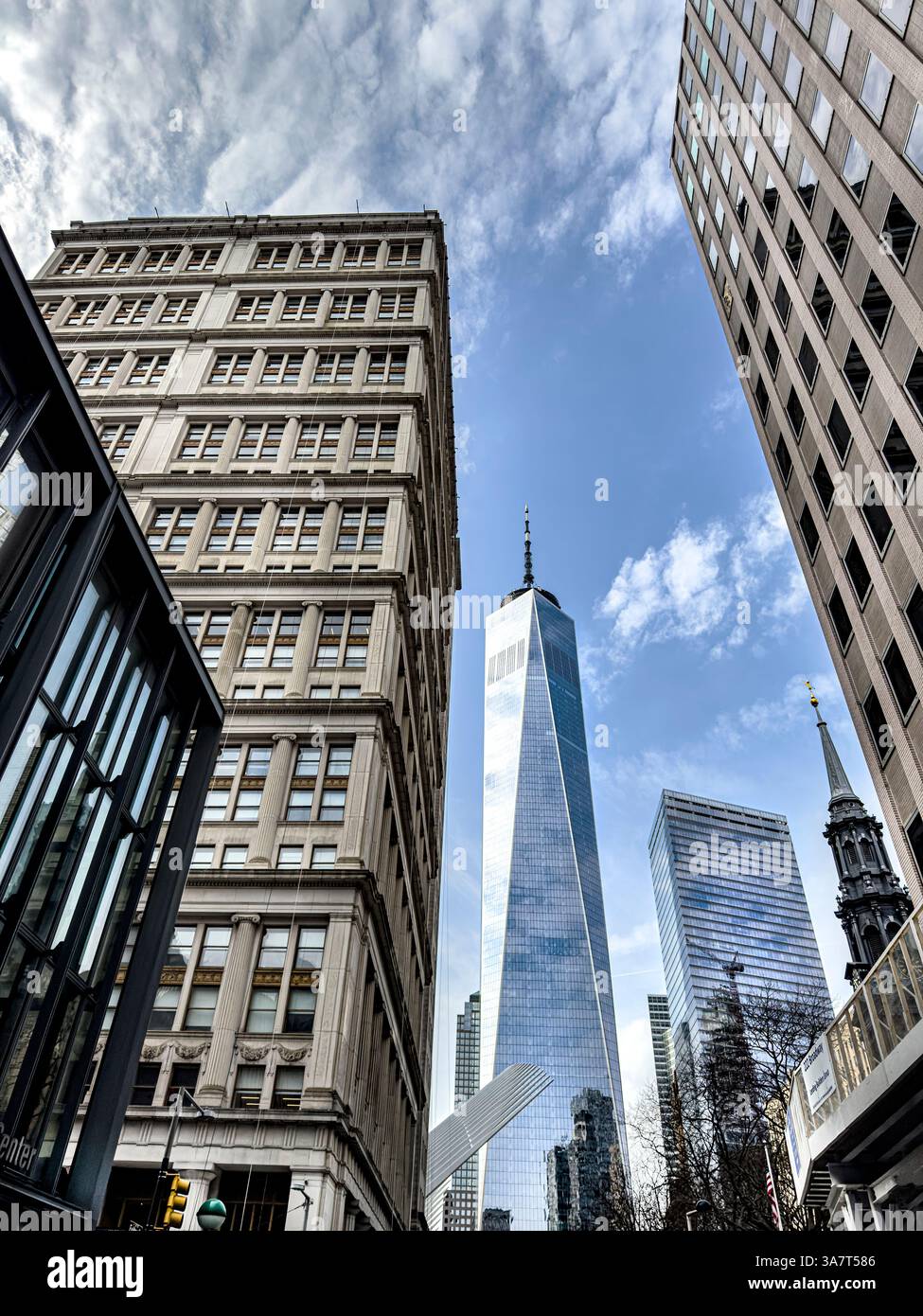 One World Trade Center, vista dall'angolo basso, Financial District, New York City, New York, STATI UNITI Foto Stock