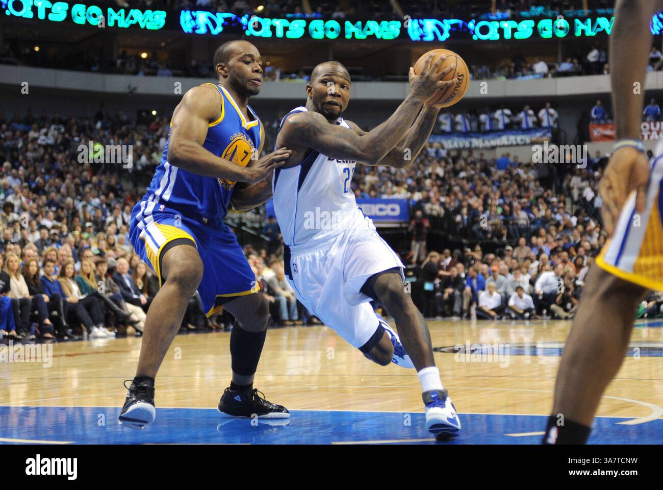 19 novembre 2012: La guardia tiratrice dei Dallas Mavericks Dominique Jones #20 guida il potente attaccante dei Golden State Warriors Carl Landry #7 durante una partita NBA tra i Golden State Warriors e i Dallas Mavericks all'American Airlines Center di Dallas, Texas Golden State ha sconfitto Dallas 105-101 in OT (Credit Image: © Albert pena/Cal Sport Media/ZUMAPRESS.com) Foto Stock