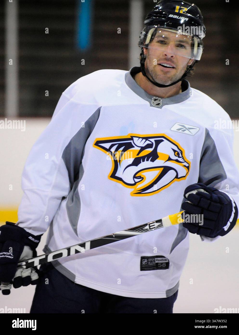 14 gennaio 2013 - Nashville, Tennessee, U. S - 14 gennaio 2013 - Nashville, Tn. Nashville Predators CenterMIKE FISHER pattina al Nashville Predators Training Camp. (Immagine di credito: © Mike Strasinger/ZUMAPRESS.com) Foto Stock