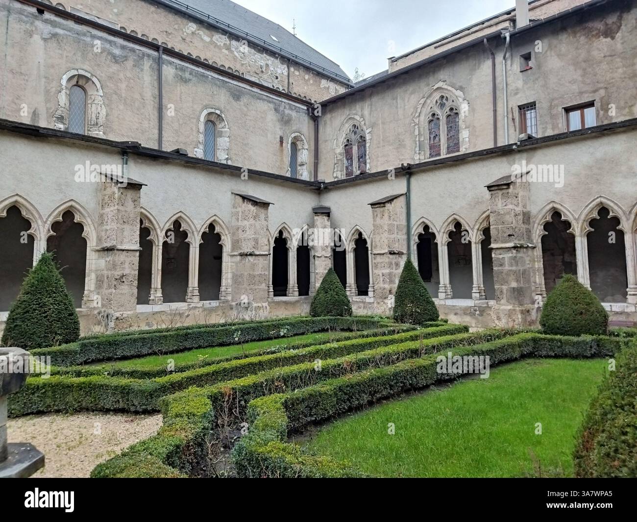 Francia Savoie Maurienne Saint-Jean-de-Maurienne : le cloitre de la cathedrale Saint-Jean-Baptiste en hiver sans neige Foto Stock