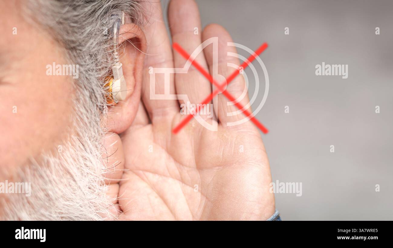 Concetto di test dell'udito, primo piano dell'uomo barbuto con perdita dell'udito Foto Stock